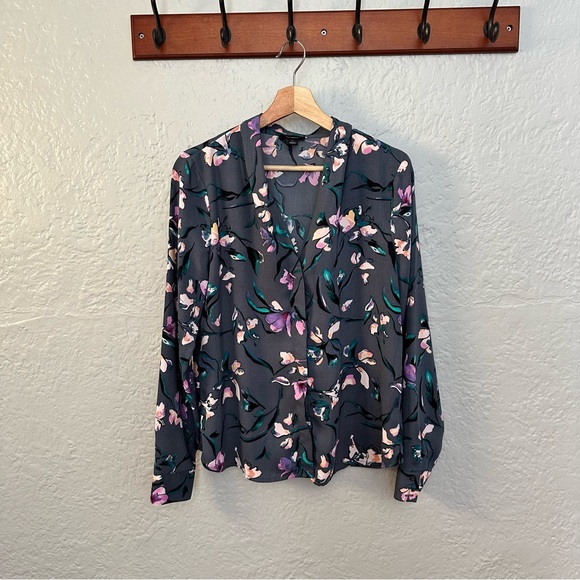 V-neck Top In Grey G Floral Stroll - Picture 6 of 10